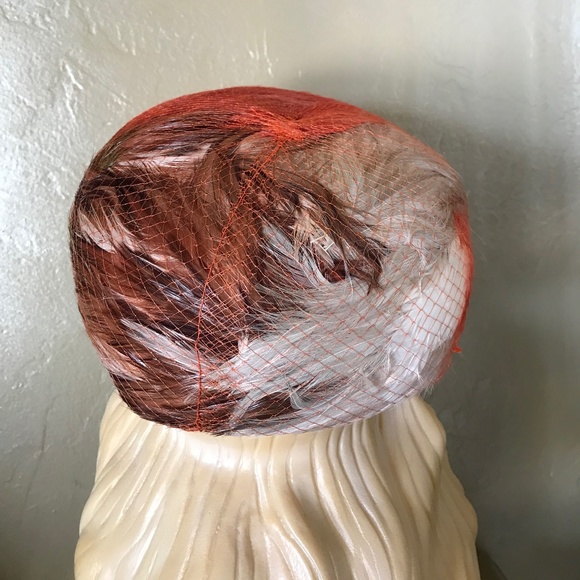 APPEALING 1950\'s MULTICOLORED FEATHER AND VEIL VINTAGE HAT main image 7